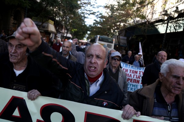 Λύση για μη μειωθεί η σύνταξη σε συνταξιούχους που εργάζονταν και μετά την έκδοση της