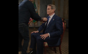 «Ο πρόεδρος σας θέλει αμέσως»: Ο Μπέσεντ διέκοψε συνέντευξη, τον ζήτησε ο Τραμπ στην αίθουσα επιχειρήσεων (Βίντεο)