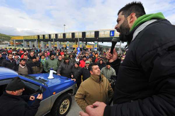 Μετ&#039; εμποδίων η κυκλοφορία στην Πελοπόννησο από τα μπλόκα