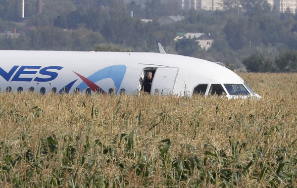 Ρωσία: Αναγκαστική προσγείωση αεροσκάφους με 80 επιβάτες - Σμήνος πουλιών στον κινητήρα