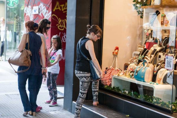 Πασχαλινό ωράριο: Ποιες ώρες θα είναι ανοιχτά σήμερα μεγάλο Σάββατο τα καταστήματα