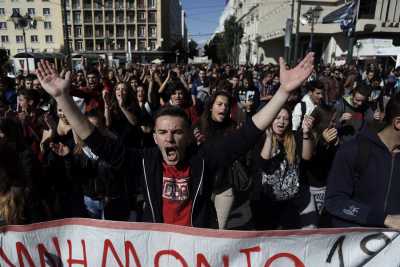 Στους δρόμους κατεβαίνουν μαθητές, γονείς και εκπαιδευτικοί