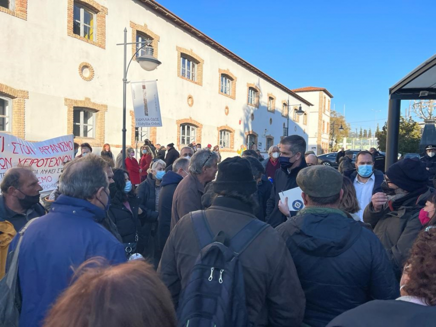 Συζήτηση Κώστα Μπακογιάννη με εκπροσώπους χειροτεχνών που αντιδρούν στο νόμο για το υπαίθριο εμπόριο