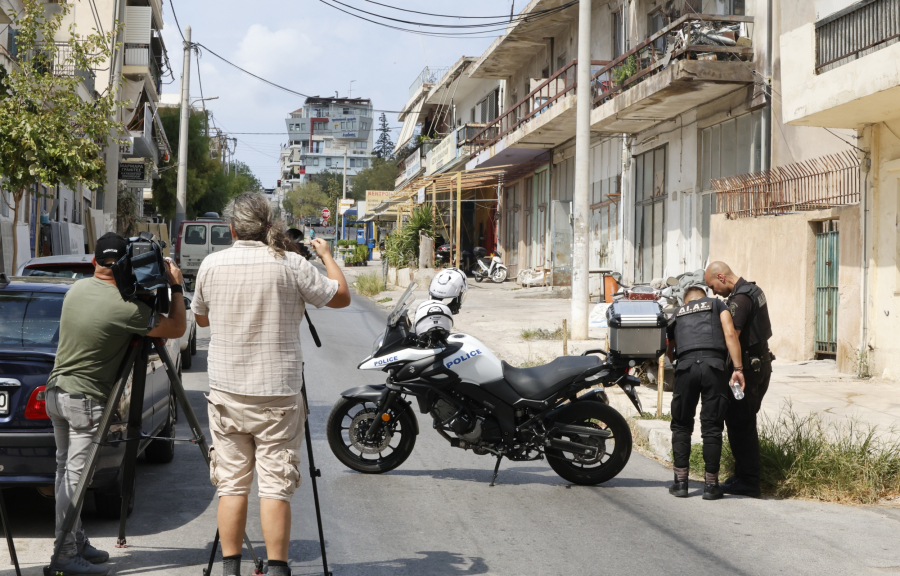 Κερατσίνι: Η στιγμή που αστυνομικοί βρίσκουν το τσαντάκι με τις χειροβομβίδες - Βίντεο ντοκουμέντο