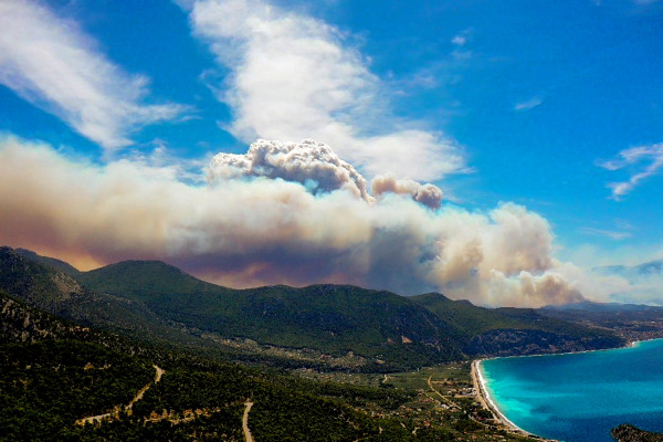 «Στάχτη» 71.300 στρέμματα στα Γεράνεια Όρη - Εικόνες απόλυτης καταστροφής από drone (βίντεο)