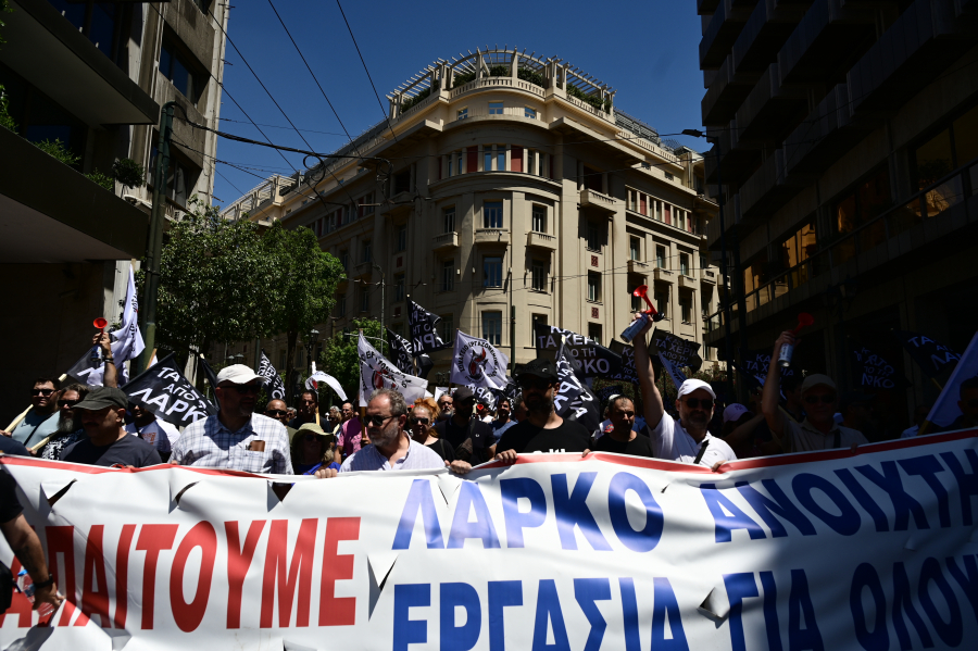 Ακινησία στο Κέντρο της Αθήνας - Συγκέντρωση εργαζομένων της ΛΑΡΚΟ στο Σύνταγμα