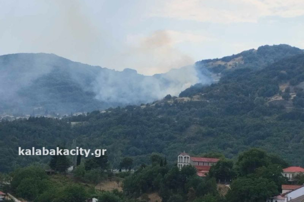 Φωτιά τώρα στην Παναγία Καλαμπάκας – Μήνυμα από το 112 για απομάκρυνση κατοίκων