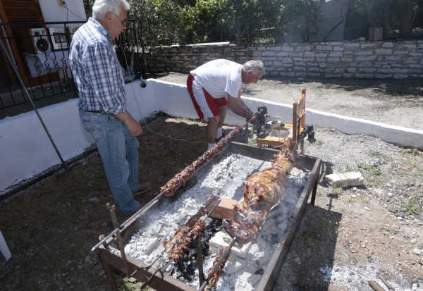 Πρώτα self test και μετά πασχαλινό τραπέζι και σούβλισμα αρνιού