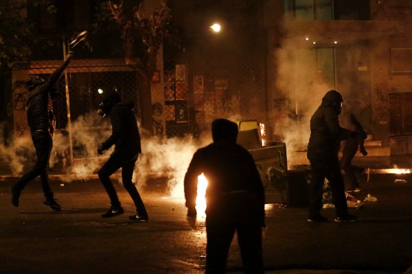 Μολότοφ και πετροπόλεμος σε Εξάρχεια, Θεσσαλονίκη και Πάτρα μετά τις πορείες για το Πολυτεχνείο