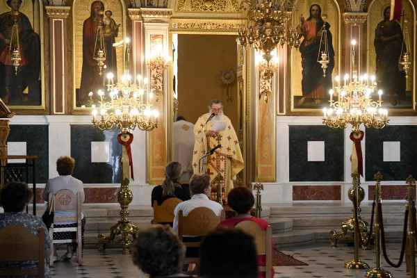 Ξαναχτύπησε η καθηγήτρια Γιαμαρέλλου: Ασφαλώς συνεχίζω να κοινωνώ κανονικά