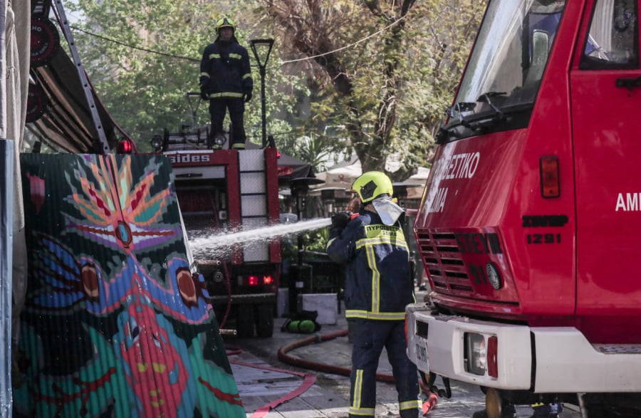 Υπό έλεγχο η φωτιά σε διαμέρισμα στην Καλλιθέα – Αποκαταστάθηκε η κυκλοφορία στην οδό Θησέως