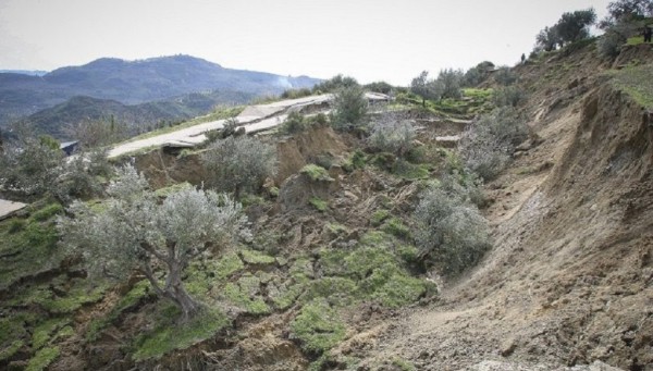 Κρυοπηγή Πρέβεζας: Η κατολίσθηση προκαλεί ζημιές και ανησυχία