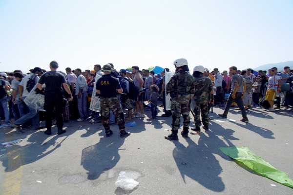 Πορεία μεταναστών και προσφύγων στο λιμάνι του Πειραιά 