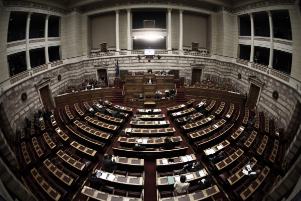 Αναδρομικά και σε βουλευτές - Με τροπολογία παίρνουν 24.000 ευρώ