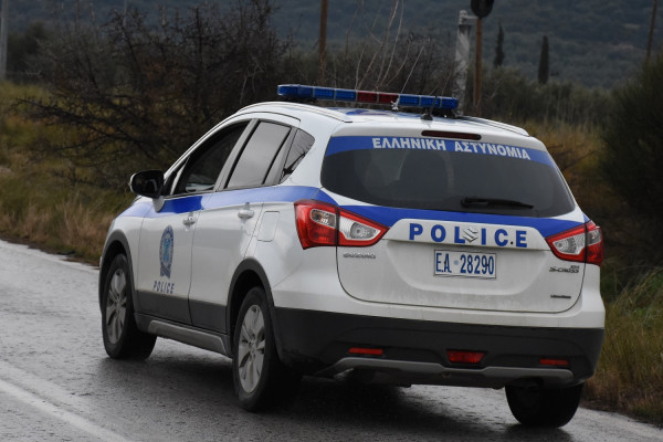 «Παπάς» με καλάσνικοφ άρπαξε 130.000 ευρώ από... τράπεζα!