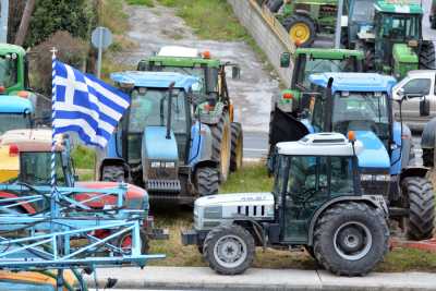 Κλείνουν και αύριο τα Τέμπη οι αγρότες