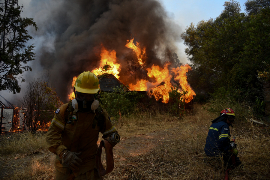 Φωτιά στην Αχαΐα: Οι δραματικές αφηγήσεις ανθρώπων που ζουν από κοντά τη συμφορά