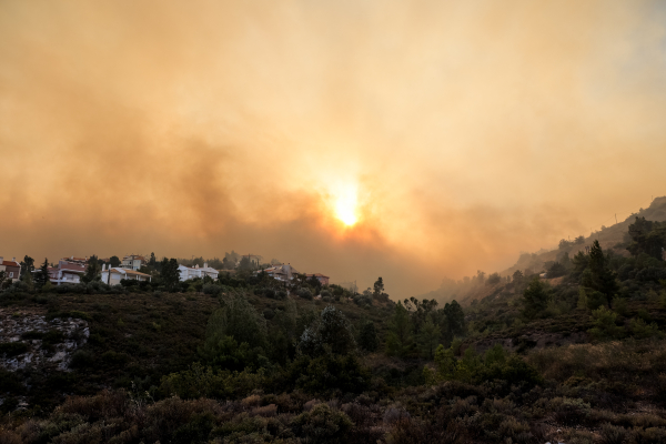 Στις φλόγες τα πρώτα σπίτια στην Πεντέλη