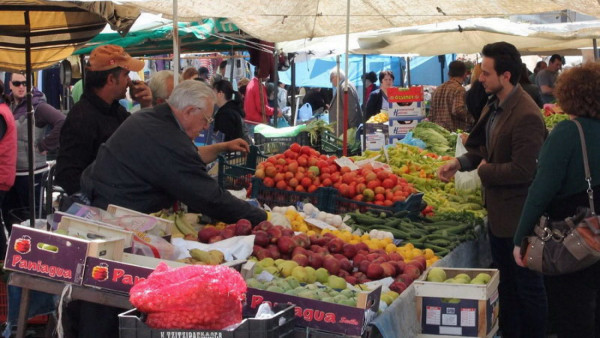 Στα χέρια της ΕΛΑΣ η «μαφία των λαϊκών αγορών» - Πουλούσαν προστασία στους παραγωγούς για τους πάγκους