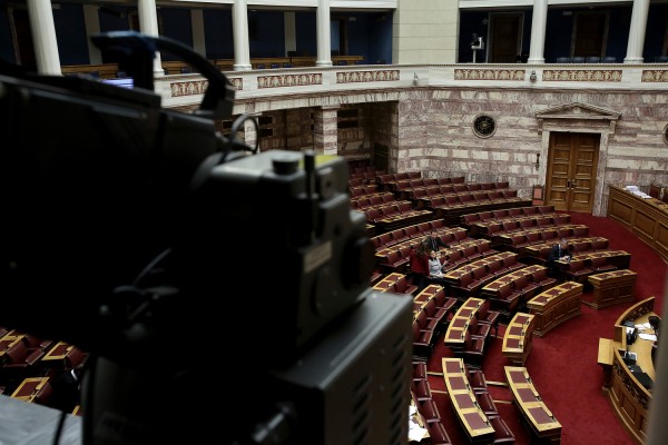 Ψηφίστηκε το ν/σ Παππά για τηλεοπτική διαφήμιση και barcode στις εφημερίδες