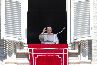 «Ο πάπας Φραγκίσκος ήταν αναίσθητος όταν μεταφέρθηκε κατεπειγόντως στο νοσοκομείο»