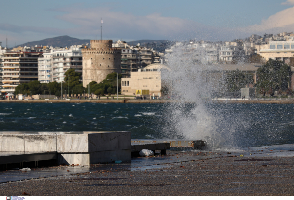 Ντυμένοι Άγιοι Βασίληδες διέσχισαν τον Θερμαϊκό κάνοντας SUP