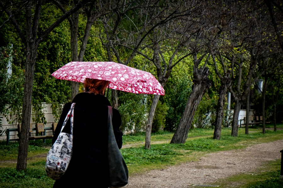 Καιρός: Βροχές και καταιγίδες σήμερα, «πέφτει» η θερμοκρασία