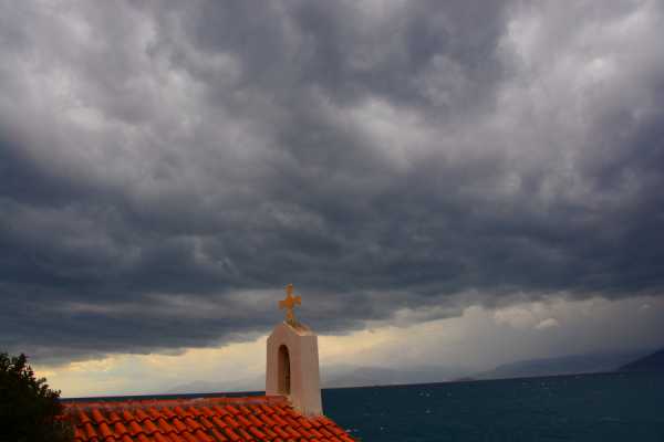 Καιρός: Παραμένει το βροχερό σκηνικό και σήμερα Τετάρτη 4/5