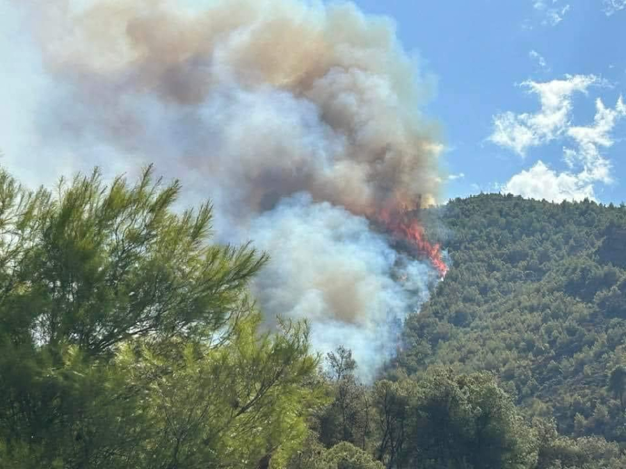 Φωτιά στο Ξυλόκαστρο - Μήνυμα 112 για εκκένωση δύο οικισμών