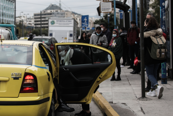 Πώς έπεισε ο Μόσιαλος έναν ταξιτζή να εμβολιαστεί: «Έτρωγε πρατόγαλο και χλωροτύρι και ένιωθε προστατευμένος»