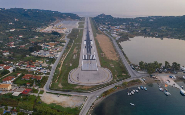 Σκιάθος: Με κρανιοεγκεφαλικές κακώσεις η γυναίκα που εκσφενδονίστηκε από τουρμπίνα αεροπλάνου στο αεροδρόμιο