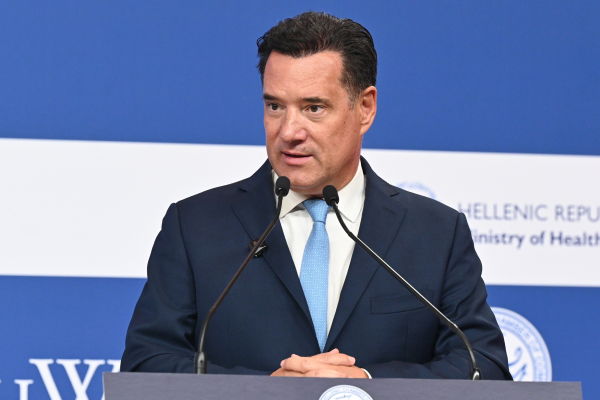 Τρέχει να διορθώσει αστοχίες και λάθη