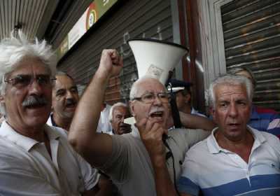 Συνέντευξη τύπου συνταξιούχων έξω από το υπουργείο Εργασίας