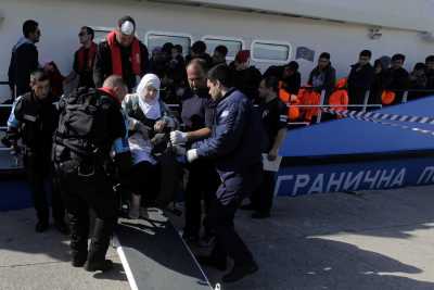 &quot;Βούλιαξαν&quot; τα λιμάνια του Πειραιά και της Καβάλας