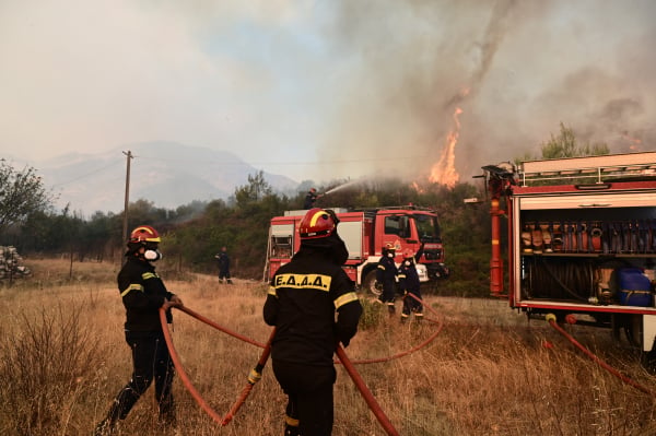 Live ο πύρινος όλεθρος στην Αττική: Καίγονται σπίτια σε Διώνη - Νέο «112» στον Μαραθώνα