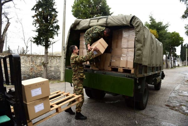 Κορονοϊός Ελλάδα: Αντισηπτικά και μάσκες παράγουν τα στρατιωτικά εργοστάσια (pics &amp; vid)