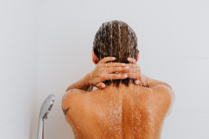 Double cleansing: Πρέπει πραγματικά να πλενόμαστε δύο φορές στο ντους;