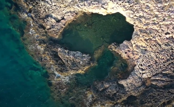 Το ακατοίκητο νησί κοντά στην Αθήνα, με τα γαλαζοπράσινα νερά και την prive πισίνα