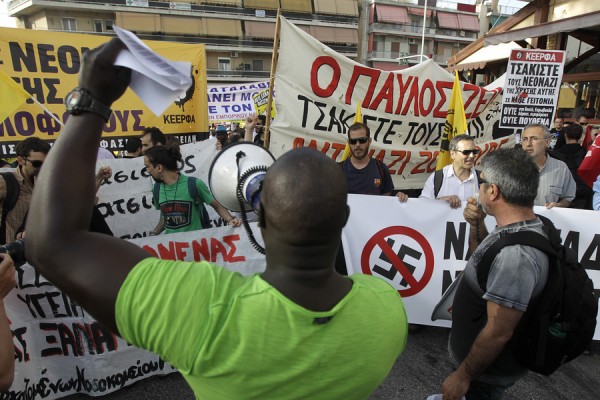 Πορεία προς τα γραφεία της Χρυσής Αυγής από αντιφασιστικές οργανώσεις