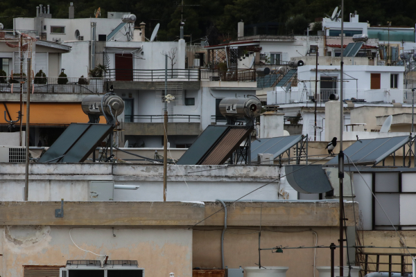 Επιδότηση ηλιακού θερμοσίφωνα: Πότε «ανοίγει» το allazothermosifona.gov.gr για τα 900 ευρώ