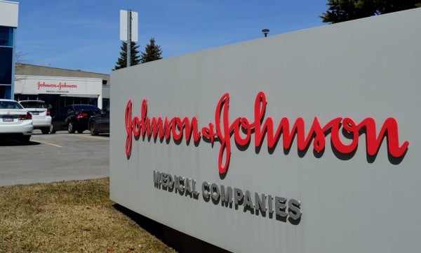 Ραγδαίες εξελίξεις στη Johnson &amp; Johnson – Πιέσεις για να δώσει πληροφορίες για τον αμίαντο στο ταλκ