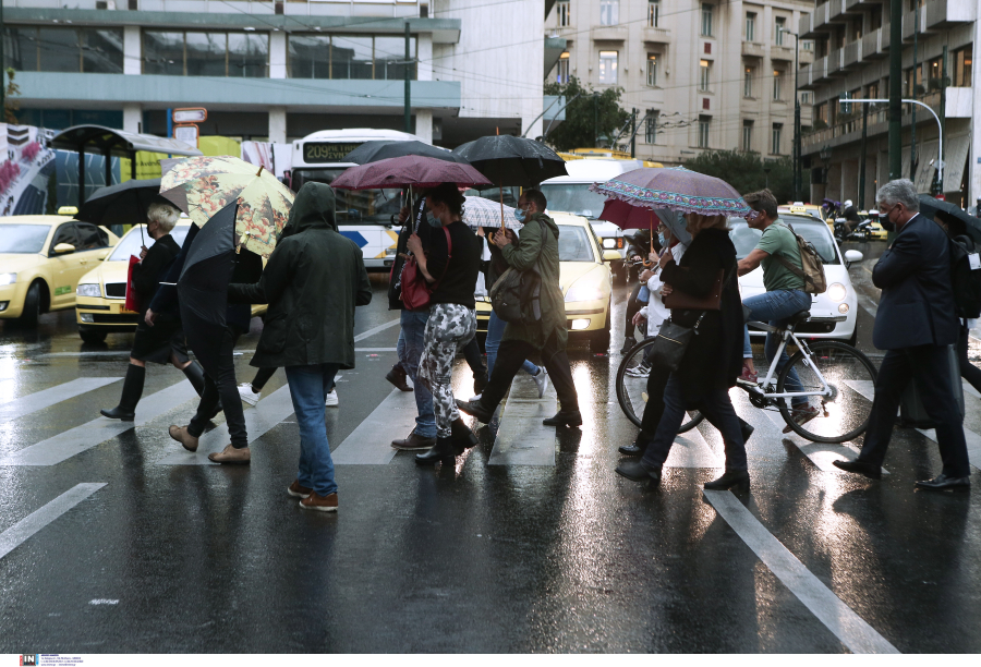 Χτυπάει τις επόμενες ώρες η κακοκαιρία Ciarán: Νέο έκτακτο δελτίο και προειδοποίηση από το Meteo, τι θα συμβεί στην Αττική