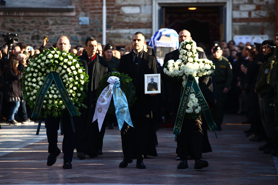 Ράγισε καρδιές η μάνα του Λυγγερίδη στην κηδεία: «Βαστάω ακόμα εγώ, είμαι η μάνα του Λύγγε...»