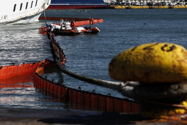 Με τρεις μηχανές και με μειωμένη ταχύτητα, συνεχίζει το δρομολόγιό του το καταμαράν champion jet