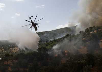 Σε εξέλιξη πυρκαγιά στη Σύρο