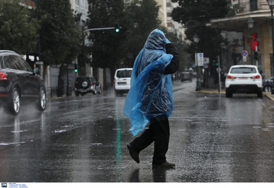 Καιρός: Καλοκαιρινή μπόρα στην Αθήνα (εικόνες)