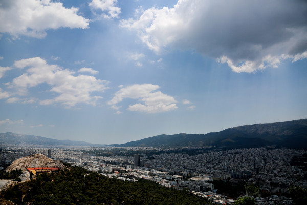 Καιρός ΕΜΥ: Συνεχίζεται ο άστατος καιρός με βροχές και καταιγίδες - Πού χρειάζεστε ομπρέλα