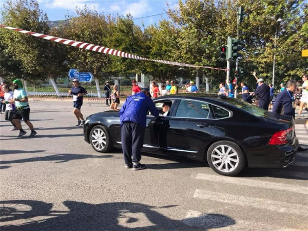 Και όμως, ο Ψινάκης κατάφερε να σταματήσει τον Μαραθώνιο για να περάσει με τη λιμουζίνα του (pics)