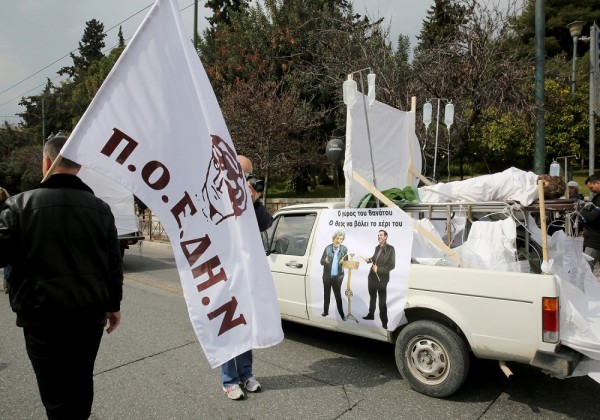 Μέλη της ΠΟΕΔΗΝ κρέμασαν γραβάτες έξω από το ΥΠΟΙΚ