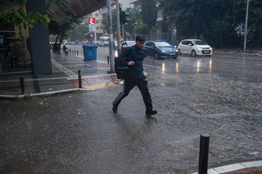 Η «ψυχρή λίμνη» φέρνει καταιγίδες το Σαββατοκύριακο: Οι περιοχές που γλιτώνουν - Πρόγνωση Σούζη και Τσατραφύλλια